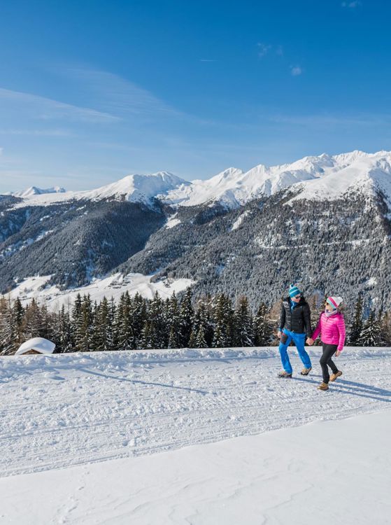 Una coppia fa un'escursione invernale