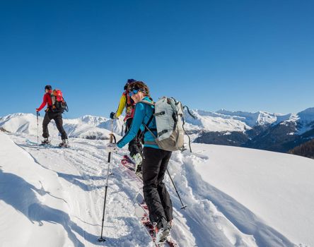 Un tour di scialpinismo di gruppo