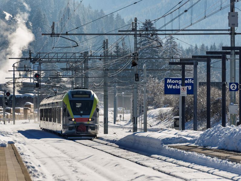 Ein Zug im Winter