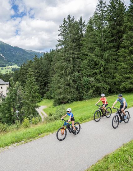 Una famiglia che fa un giro in bici