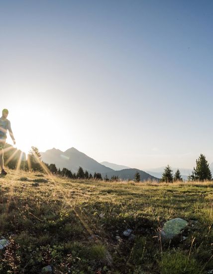 Ein Paar auf einer Wanderung