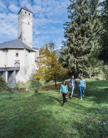 Herbstliche Wanderung zum Schloss Welsperg