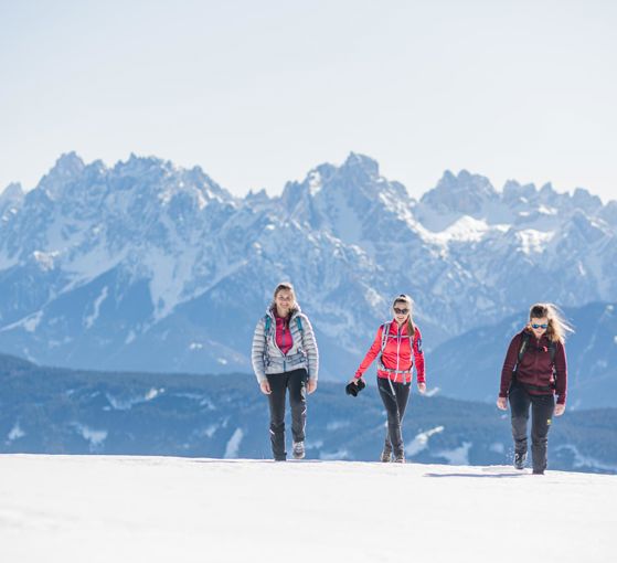 Drei Frauen auf einer Winterwanderung in den Dolomiten