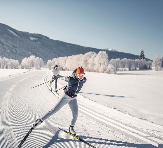 Zwei Personen beim Langlaufen