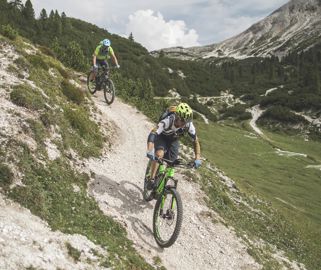 E-Bike Dolomites Highlight Tour: Plätzwiese high plateau in Valle di Braies